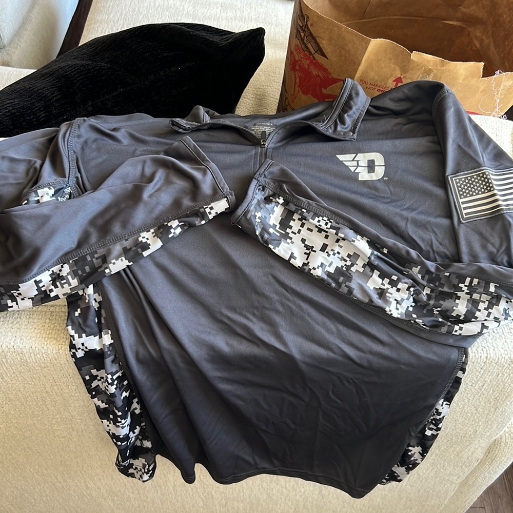 Colosseum Mens Large jacket, gray very breathable and lightweight.